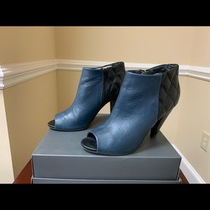 Seychelles Amusing Navy/black leather bootie